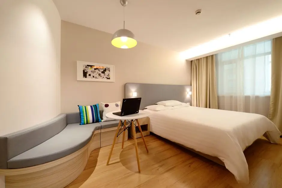 Kamar kos kampus praktis dengan meja belajar dan tempat tidur rapi