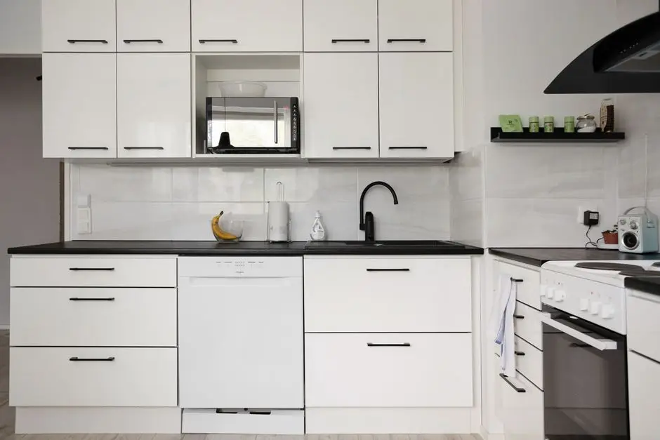 Dapur bersama kos kampus dengan kompor dan rak piring